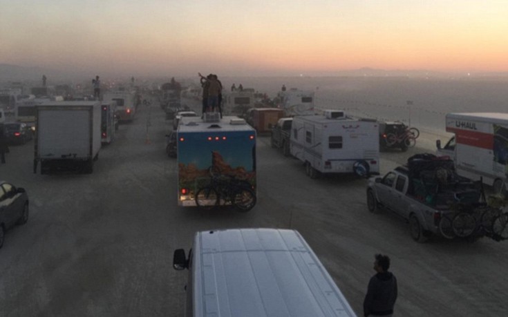 Κοσμοσυρροή στην έρημο για το ξέφρενο φεστιβάλ Burning Man