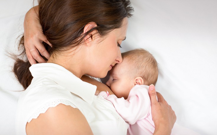 Γιατί οι μητέρες αποκτούν πιο βαριά και μονότονη φωνή μετά την γέννα