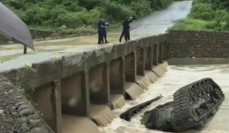 Απίστευτο δυστύχημα με τανκ που έπεσε από γέφυρα μέσα σε ποτάμι