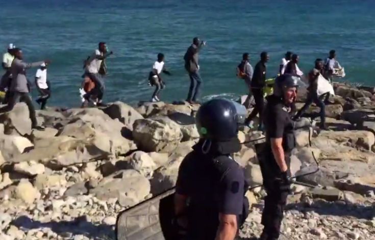 Μετανάστες έσπασαν τον αστυνομικό κλοιό και μπήκαν στη Γαλλία