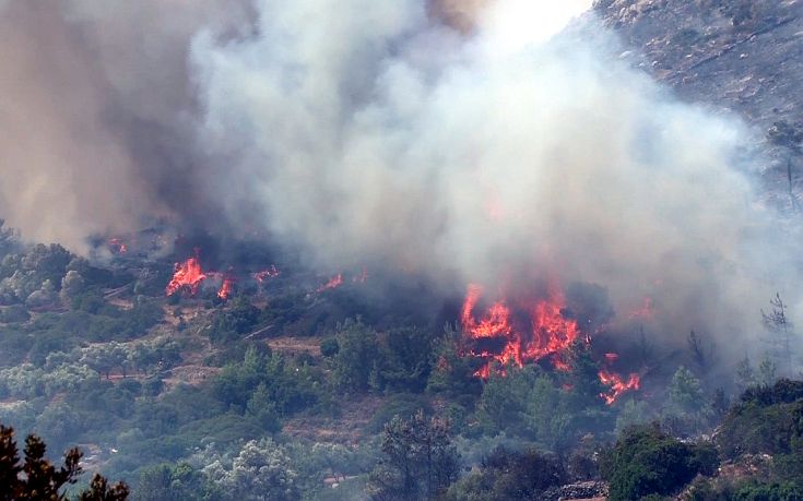 Στο νοσοκομείο με εγκαύματα έξι τραυματίες από τη φωτιά στη Χίο