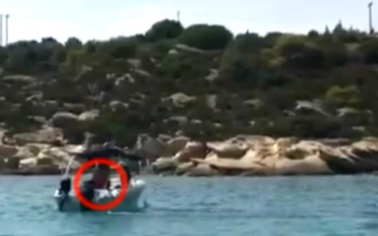 Παιδί 10 ετών οδηγεί σκάφος στη Χαλκιδική