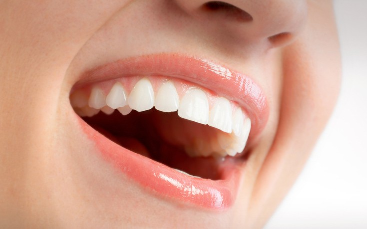Ποιες τροφές χαρίζουν λευκά δόντια