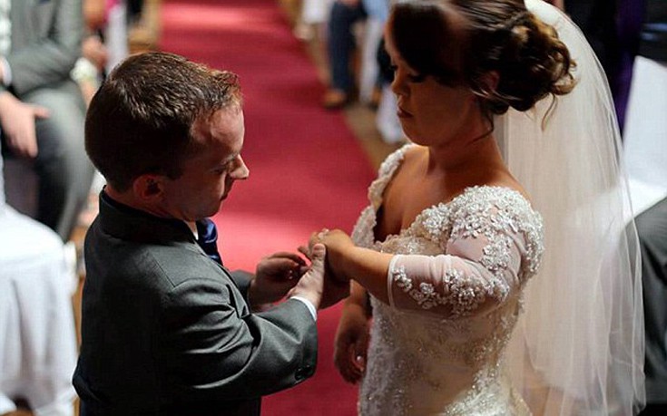 Παραμυθένιος γάμος για ζευγάρι νάνων που γνωρίστηκε παίζοντας στη «Χιονάτη»