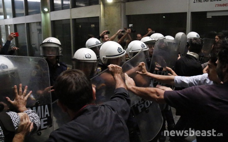 Ένταση στο υπουργείο Εργασίας, ξενοδοχοϋπάλληλοι προσπάθησαν να μπουν στο κτίριο