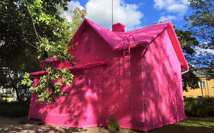 Το ροζ πλεκτό σπίτι της «ελπίδας»
