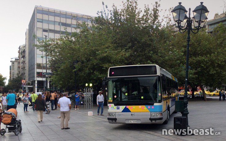 Λεωφορείο «στάθμευσε» πάνω στην πλατεία Συντάγματος