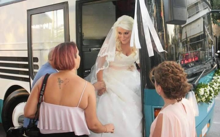 Είκοσι λεωφορεία συνόδεψαν τη νύφη στην εκκλησία