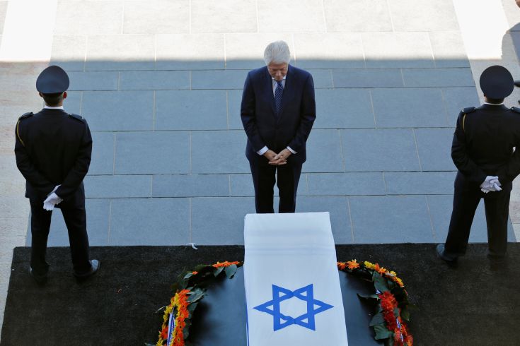 Χιλιάδες Ισραηλινοί αποτίουν ύστατο φόρο τιμής στον Σιμόν Πέρες