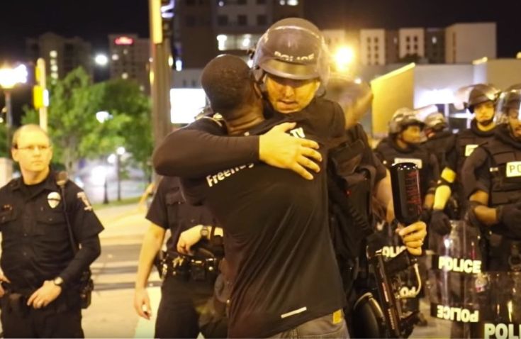Ο ακτιβιστής που μοίραζε αγκαλιές σε αστυνομικούς στο Σάρλοτ