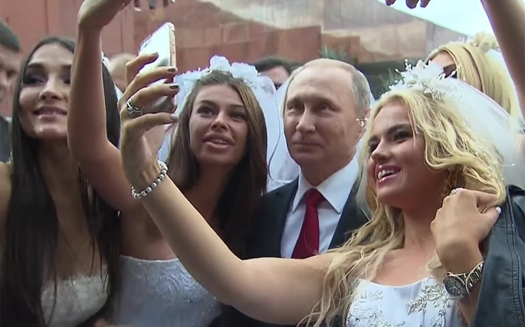 Η selfie του Πούτιν με εντυπωσιακές νύφες