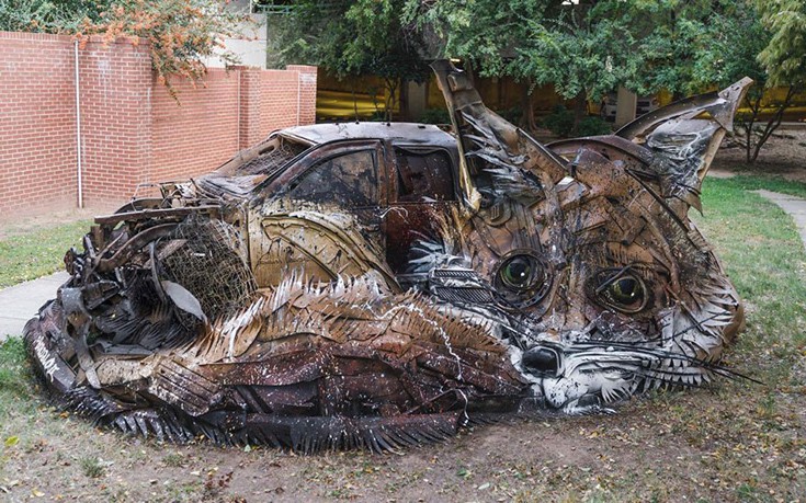 Καλλιτέχνης μεταμορφώνει σκουπίδια σε ζώα στέλνοντας το δικό του μήνυμα