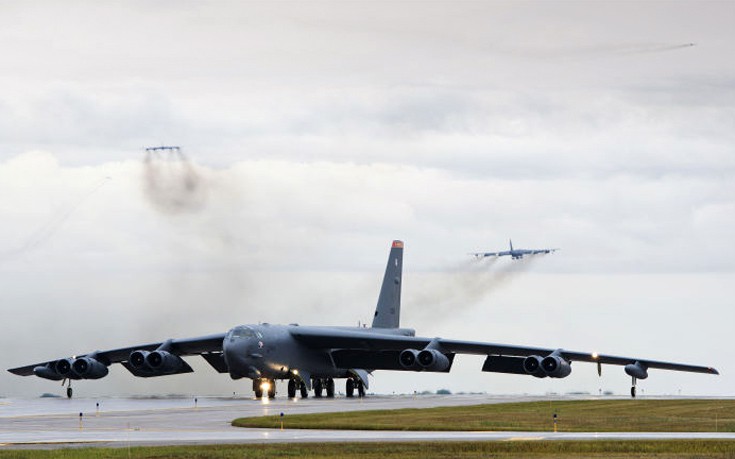 Ο φακός καταγράφει την απογείωση 12 θηριωδών B-52