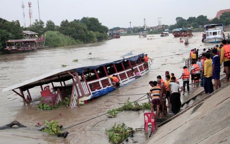 Πλοίο βυθίστηκε σε ποταμό της Ταϊλάνδης