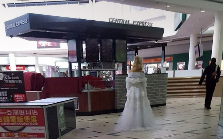 Μοναχική νύφη τραβάει τα βλέμματα σε εμπορικό κέντρο στη Μελβούρνη