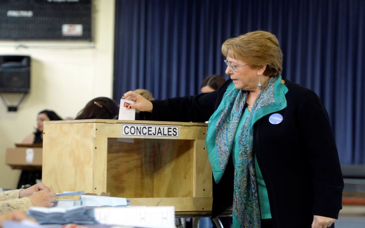 Με την τρίτη κατάφερε να ψηφίσει στις τοπικές εκλογές η πρόεδρος της Χιλής