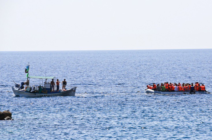 Περίπου 100 πρόσφυγες αγνοούνται από χθες στη Μεσόγειο