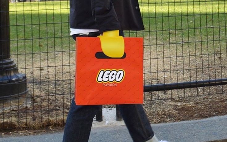 Η τσάντα LEGO που «μετατρέπει» τα χέρια σε δαγκάνες