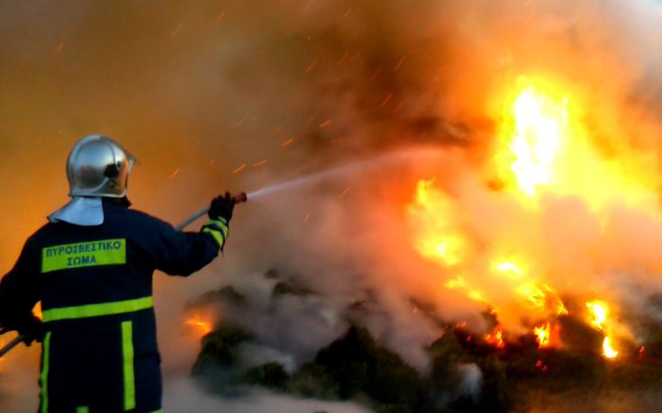 Κόλαση φωτιάς σε φορτηγό στη Μυτιλήνη