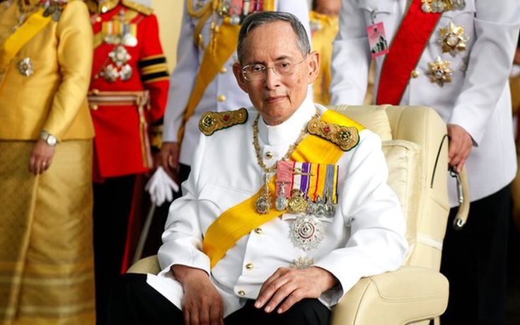 Πέθανε ο επί 70 χρόνια μονάρχης της Ταϊλάνδης