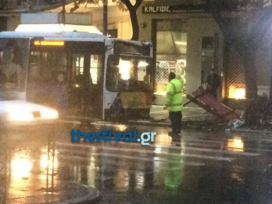 Σύγκρουση λεωφορείου με ΙΧ στην Τσιμισκή