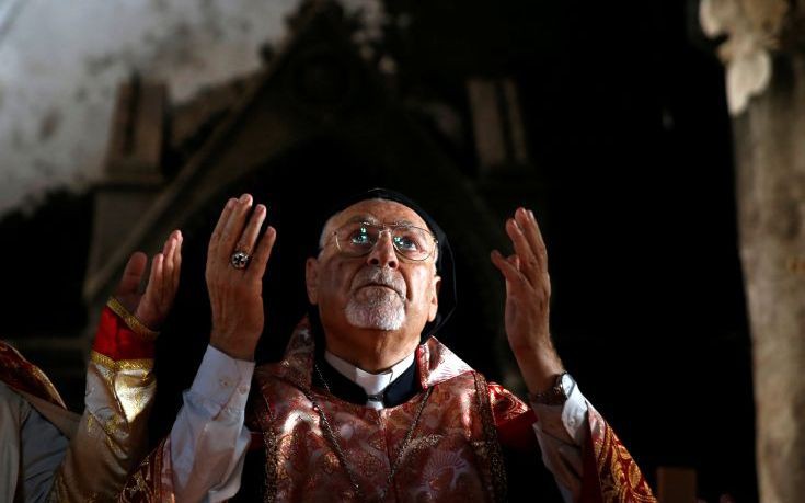 Ιρακινοί Χριστιανοί προσεύχονται και πάλι σε μισοκαμένη εκκλησία