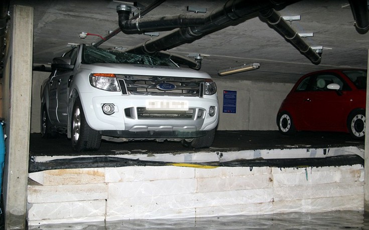 Η πιο απίθανη ζημιά σε αυτοκίνητα σε υπόγειο πάρκινγκ