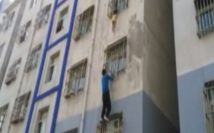 Έγινε&#8230; spiderman για να σώσει ένα παιδί που κρεμόταν από το παράθυρο