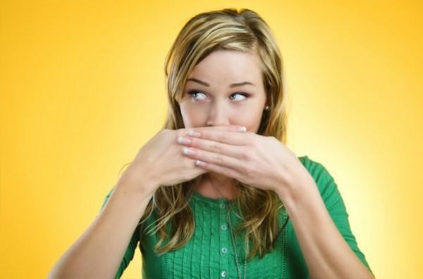 Τρεις τροφές για να βελτιώσετε την κακοσμία του στόματός σας