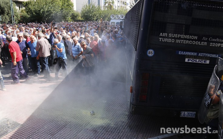 Απαγορεύθηκε η χρήση δακρυγόνων σε διαδηλώσεις μετά το ψέκασμα των συνταξιούχων