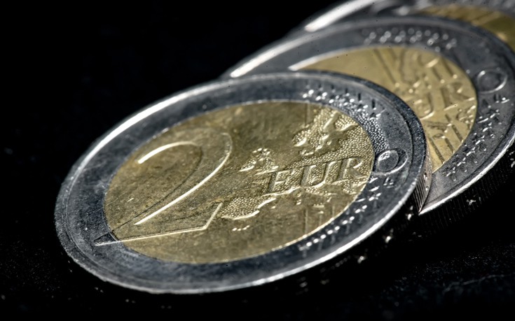 Handelsblatt: Το ευρώ δεν μπόρεσε να ανταποκριθεί στις προσδοκίες