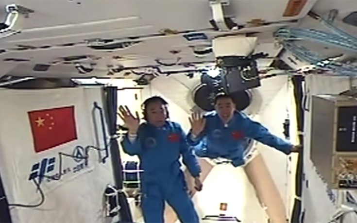 Η στιγμή που οι Κινέζοι αστροναύτες επιβιβάζονται στο διαστημικό εργαστήριο