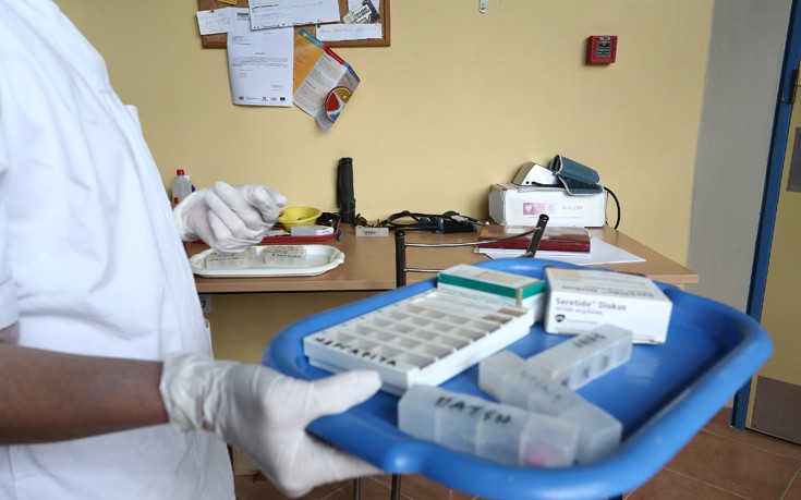 Οι «Γιατροί του Κόσμου» εμβολιάζουν προσφυγόπουλα στο κέντρο φιλοξενίας Διαβατών