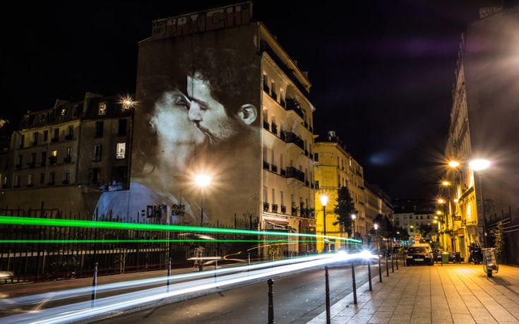 Παθιασμένα φιλιά σε τοίχους του Παρισιού