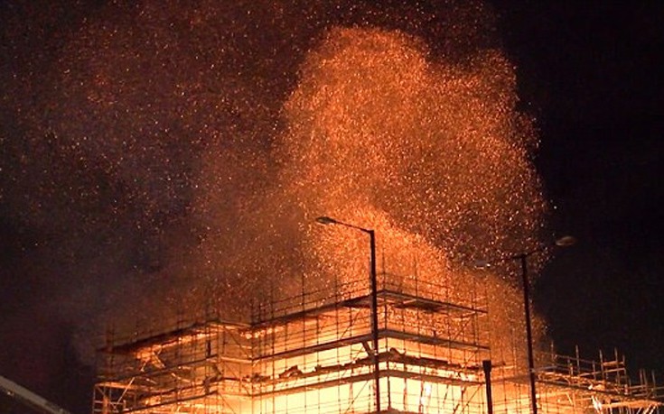 Φωτιά έκανε τη νύχτα μέρα στο Μάντσεστερ