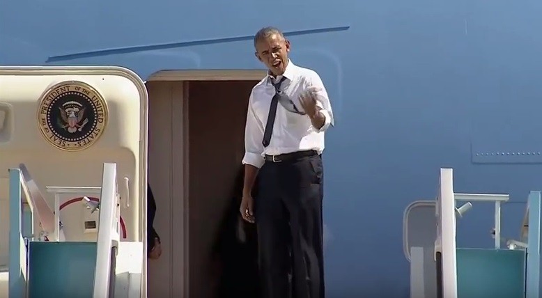 Στην&#8230; πόρτα του Air Force One περίμενε τον Κλίντον ο Ομπάμα φωνάζοντας «Μπιλ, πάμε!»