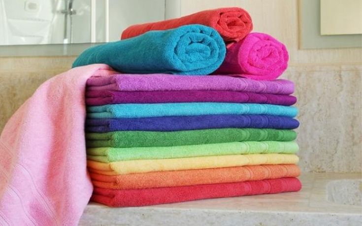 Βελούδινες πετσέτες με κοινά είδη οικιακής χρήσης