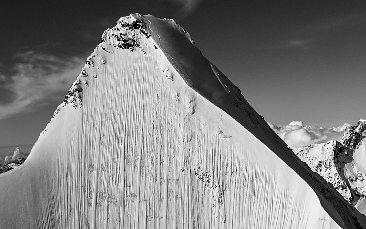 Ο τολμηρός σκιέρ που αναμετράται με το παγωμένο βουνό