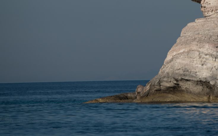 Αυτοκίνητο έπεσε σε βράχια στην Κρήτη, εγκλωβίστηκαν οι επιβάτες