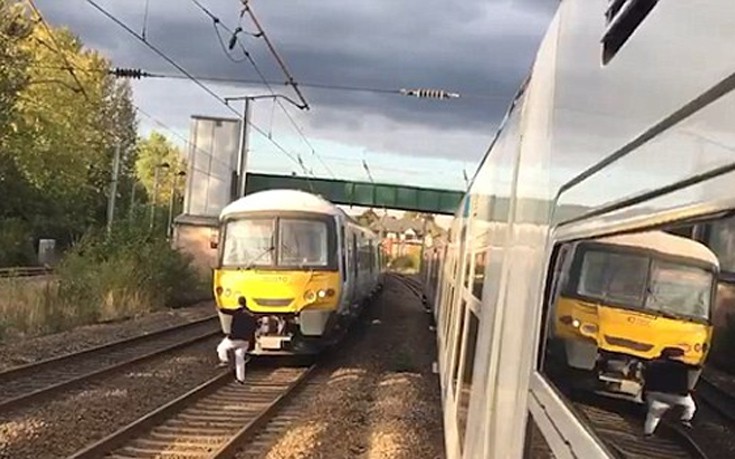 Επιβάτης στάθηκε στις ράγες για να μη φύγει το τρένο