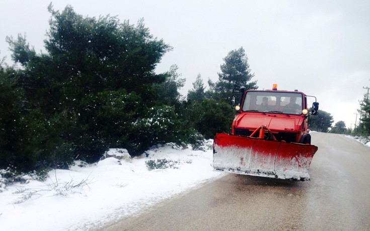 Ένας βαθμός η θερμοκρασία στη Λαμία, έντονη χιονόπτωση στην εθνική οδό