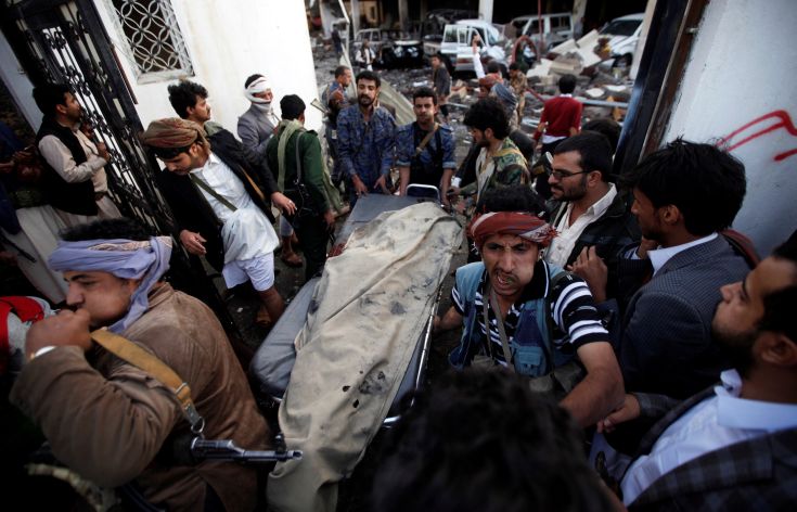 Λουτρό αίματος από επιδρομή σε κηδεία στην Υεμένη