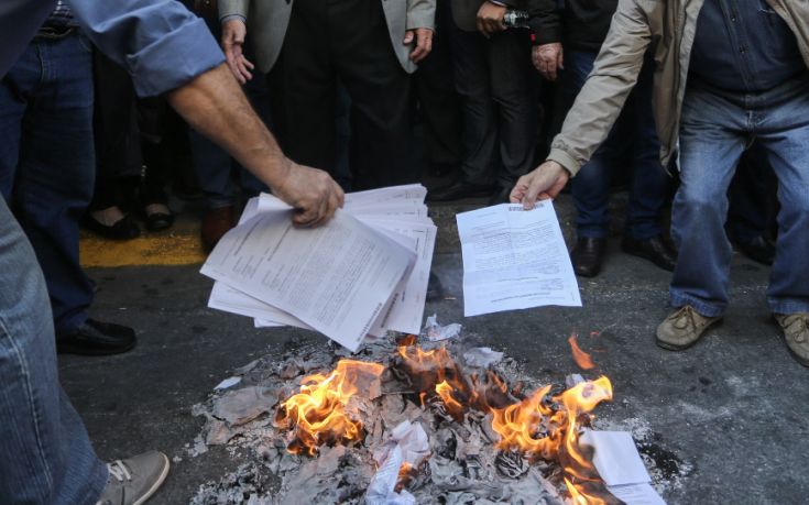 Συνταξιούχοι έκαψαν τις επιστολές Κατρούγκαλου στην Καβάλα