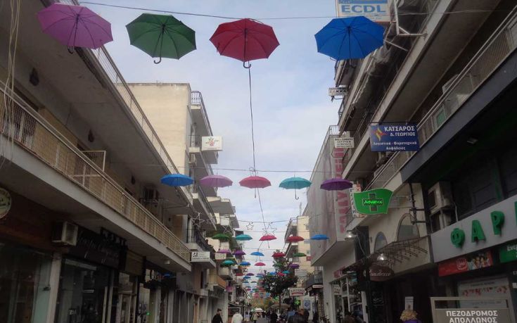 Αιωρούμενες πολύχρωμες ομπρέλες στολίζουν τα Τρίκαλα
