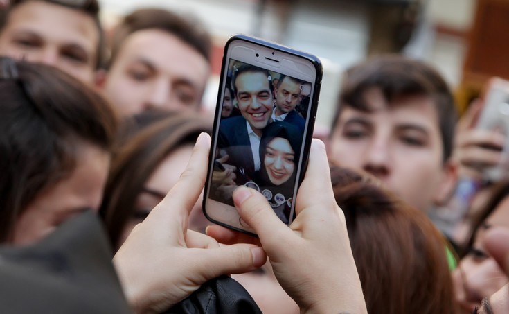 Οι selfies του Τσίπρα με μουσουλμάνες μαθήτριες και η βόλτα σε τοπικό καφενείο