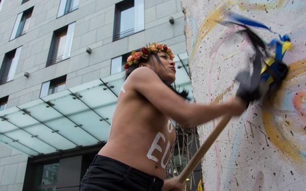 Aκτιβίστρια των Femen επιτέθηκε στον απερχόμενο πρόεδρο της Τσεχίας