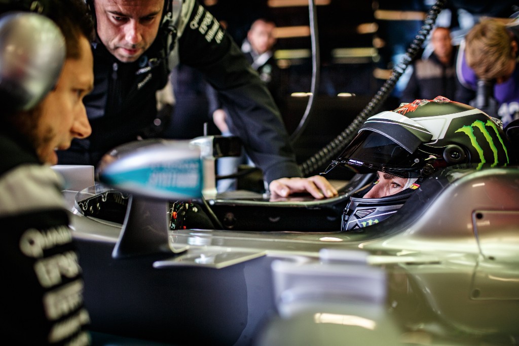 O Χόρχε Λορέντσο οδηγεί την Mercedes AMG Petronas F1 W05 Hybrid