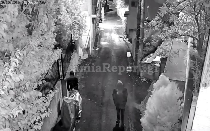 Η κάμερα «συνέλαβε» του επίδοξους κλέφτες στη Λαμία
