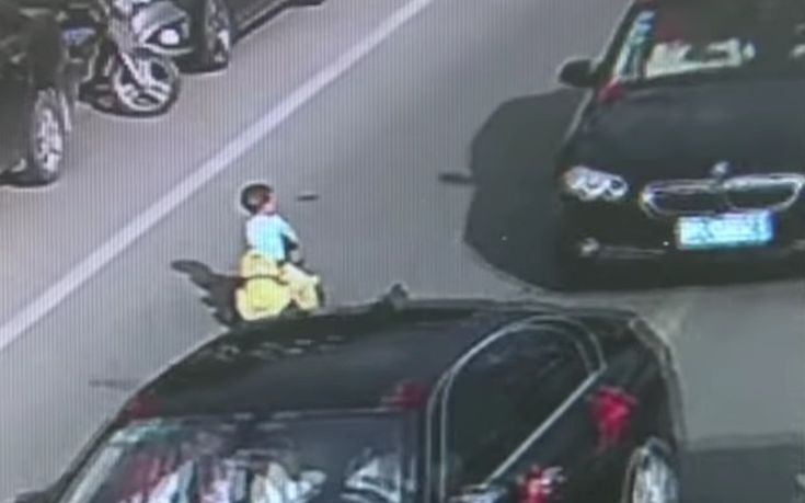 Τρίχρονος οδηγεί το αυτοκινητάκι του σε δρόμο με κίνηση