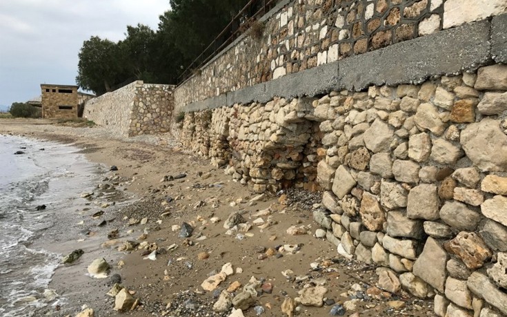 Καταρρέει ο τοίχος που στηρίζει την ακτή Κανάρη στα Χανιά